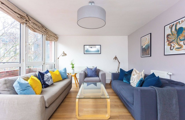 Spacious, Renovated 3BD Apartment in Old Street