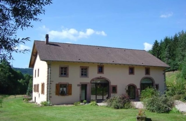 Spacious Renovated Farmhouse with Large Garden, Near Hiking Trails & Ski Resort