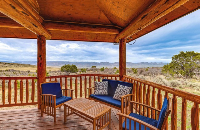 Spacious Rifle Cabin w/Deck + Mountain Views!