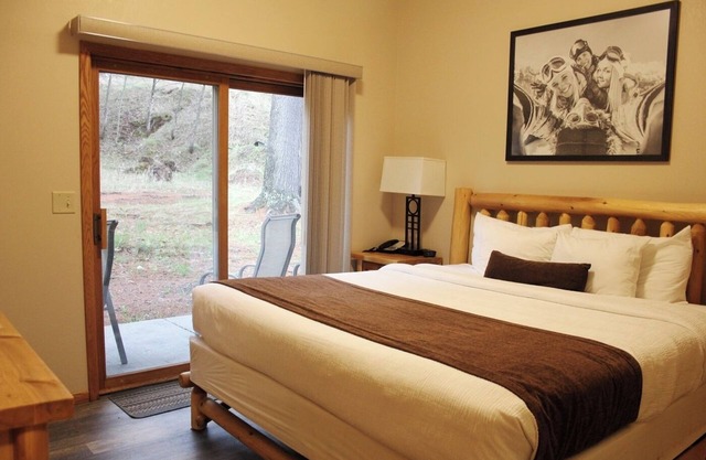 Spacious Room Steps from Timber Stone Golf Course - Relaxing Getaway