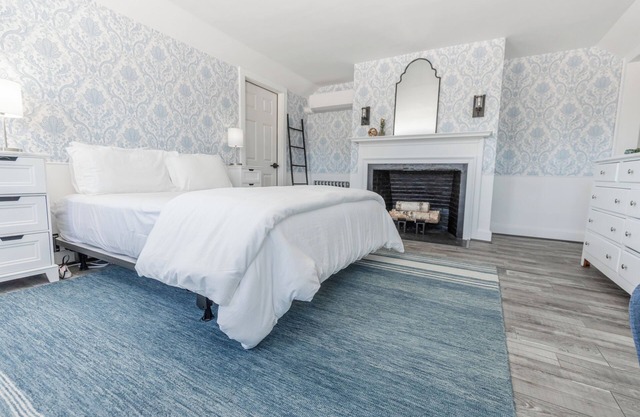 Spacious room with Queen bed and pullout couch - Dog Friendly!