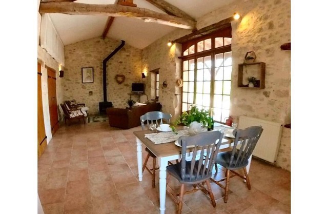 Spacious rural gite, large pool - 5mins from historical villages