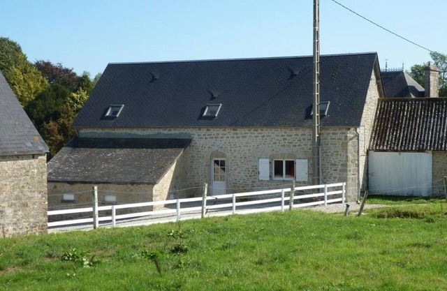 Spacious Rural House, 10 min from Utah Beach, Sleeps 9, Pet Friendly, Wi-Fi, Parking