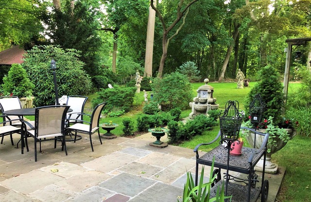 Spacious, secluded, unique Carriage House close to NYC and beach!