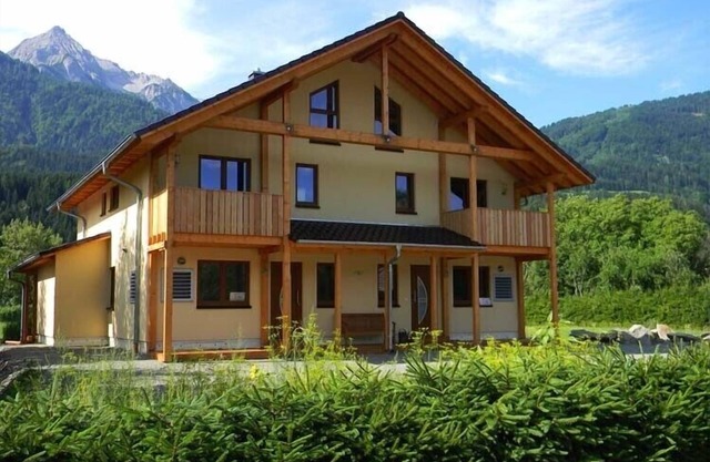 Spacious semi-detached house, quiet area - yet in place