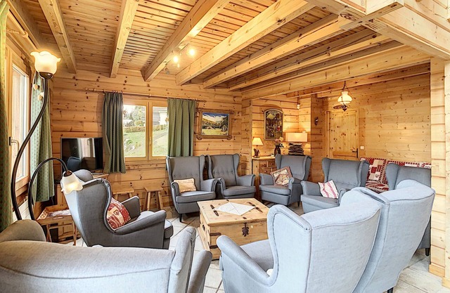 Spacious Ski-In/Ski-Out Chalet for 13 with Stunning Views, Near Megève