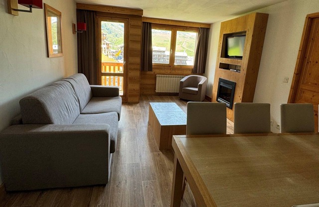 Spacious ski-in/ski-out apartment, south-facing with pool, wifi and pets allowed