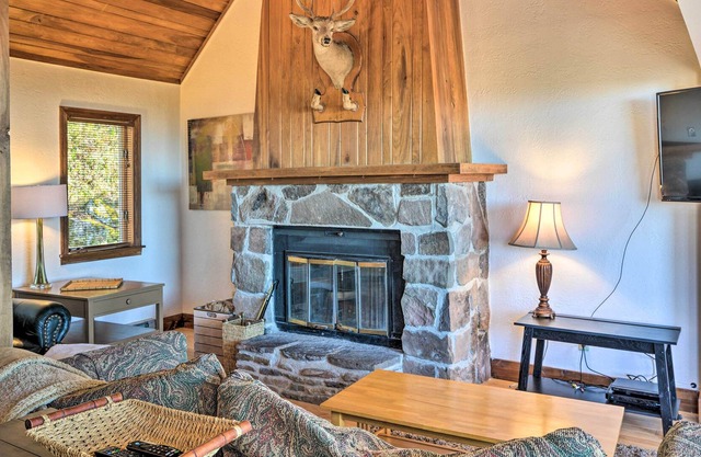 Spacious Snowshoe Cabin w/ Sunset Mtn Views!