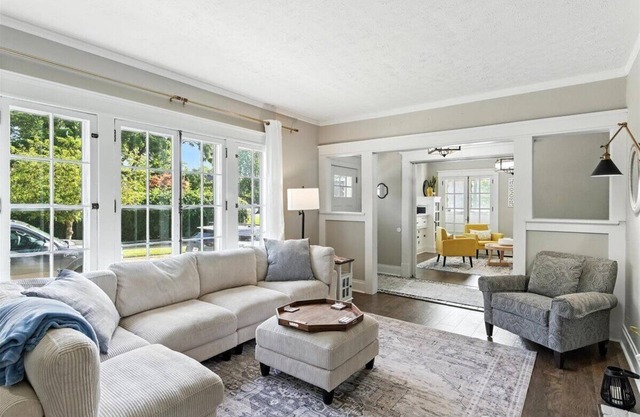 Spacious, Southern Charm! 4-bedroom house in Dayton that accommodates 11 guests!