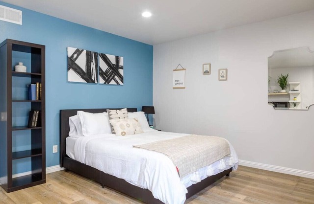 Spacious Studio Universal Private Entry Patio Sleeps 4