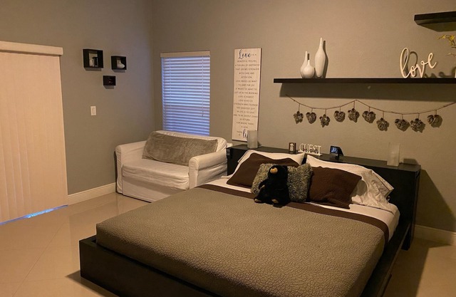Spacious Studio with King Bed Private entrance in pleasant Pembroke Pines