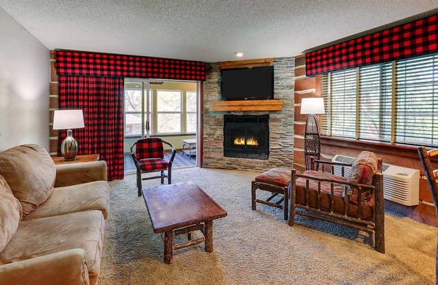 Spacious Suites with Fireplaces Available! Perfect Des Moines Family Stay