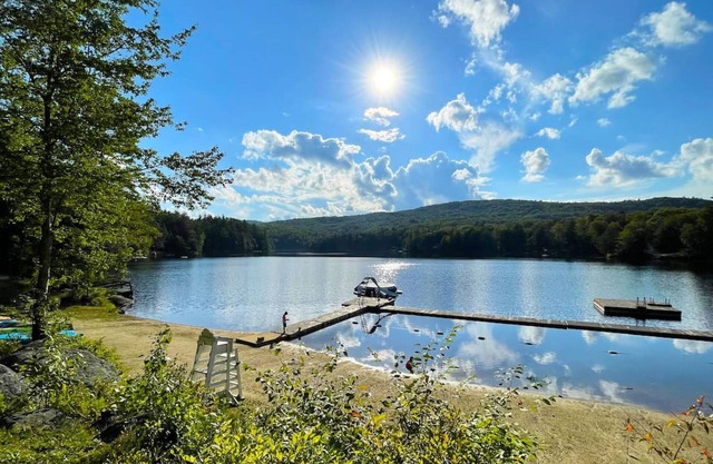 Spacious, Sunny Lake House. Close to ski trails.