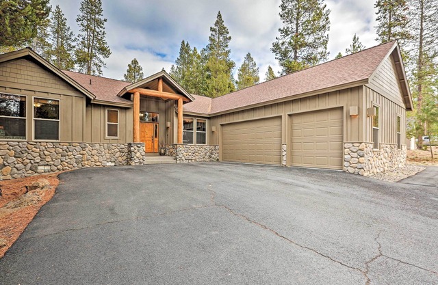 Spacious Sunriver Home w/Hot Tub & Gas Grill