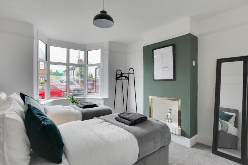 Spacious Three Bedroom House - Free Parking & Wifi
