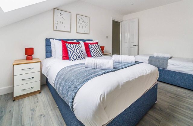 Spacious Town Centre Apt | Sleeps 4 | FREE WiFi