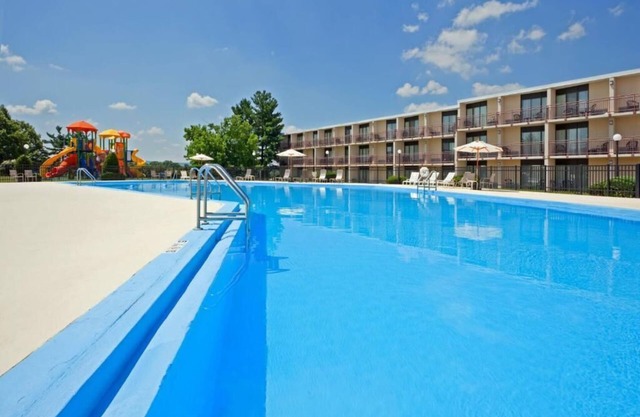 Spacious Unit w/Pool Access, Parking & Airport Shuttle - Pets are Allowed