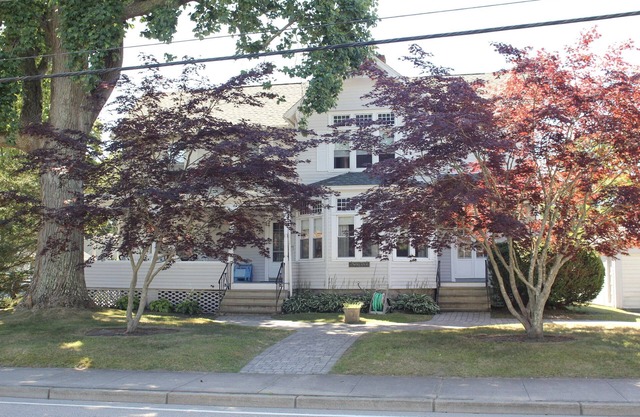 Spacious Updated Victorian, A/C, Walk to Beach, Close to Town