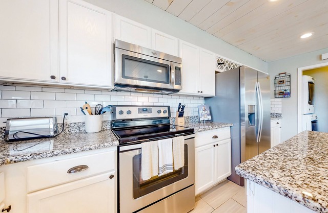 Spacious upgraded coastal getaway with firepit - near boat ramp, stroll to beach