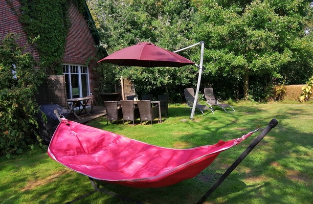 Spacious vacation apartment with fireplace and barrel sauna in the sheltered garden.
