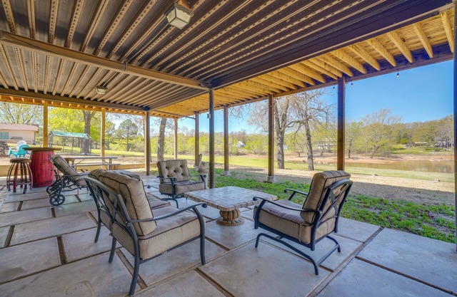 Spacious Vacation Rental Home on Eufaula Lake!