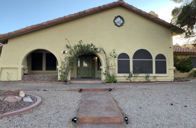 Spacious Vegas House: Sleeps 15 with Master Spa and bar