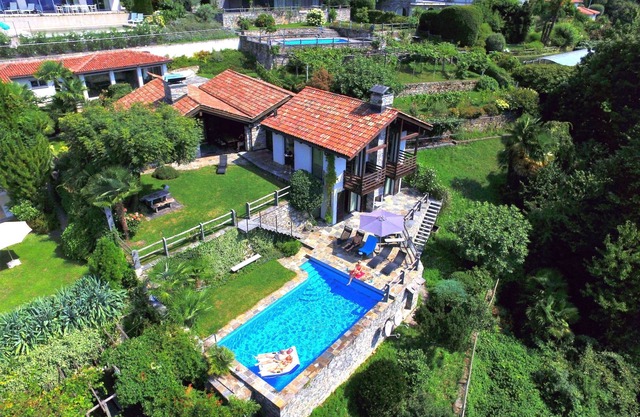 Spacious, very well-kept property with swimming pool and beautiful gardens