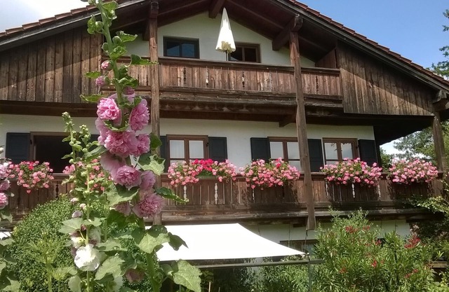 Spacious, very quiet apartment with balcony to the South in well-kept villa