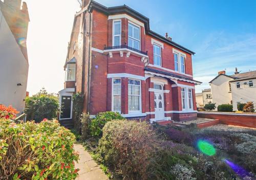 Spacious Victorian Birkdale Apartment with Garden