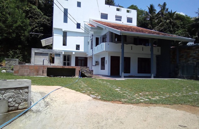 Spacious villa in Weligama w/swmpool, perfect for families, 5 min from the beach