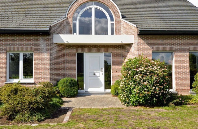Spacious villa in Zingem with garden