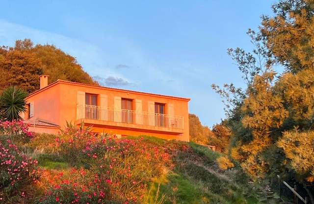 Spacious villa, near the sea, quiet location. Large garden with beautiful sea view.