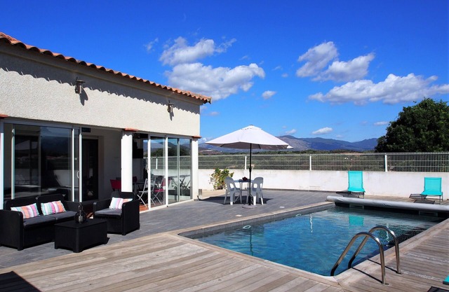 Spacious villa not overlooked, private pool, 3 minutes from the beach