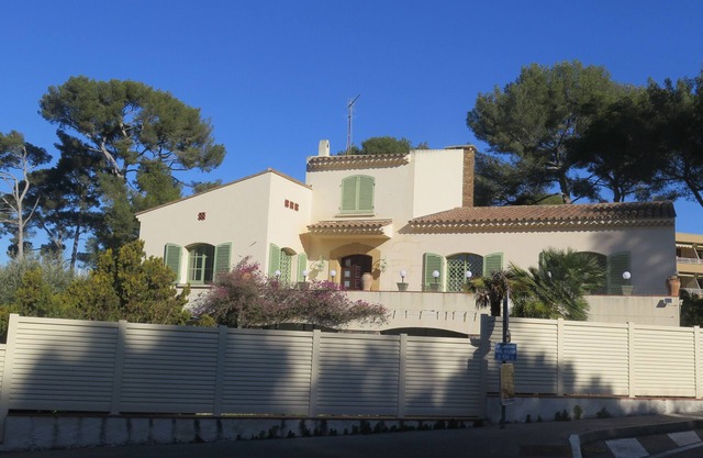 SPACIOUS VILLA OF 290M2 - QUIET IN THE GREENERY - NEAR BEACH