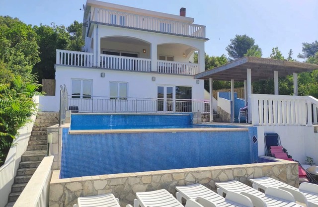 SPACIOUS VILLA - OWN PRIVATE POOL, WIFI, STUNNING SEA VIEWS