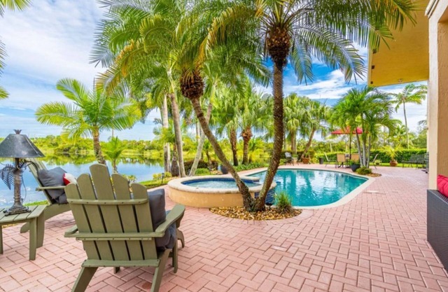 Spacious Villa with pool and jacuzzi