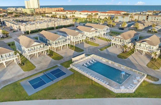 Spacious Villa: Walk to Beach!