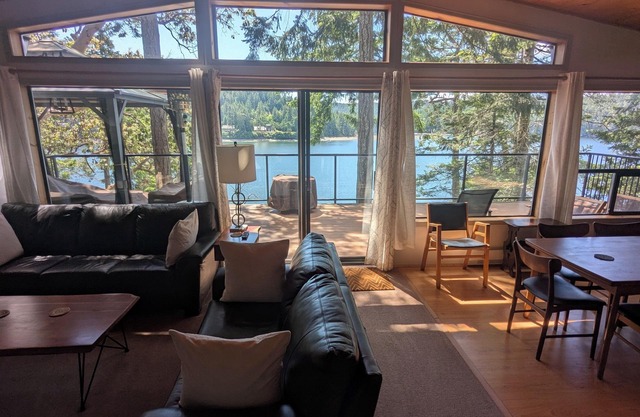 Spacious Waterfront House on North Pender Island