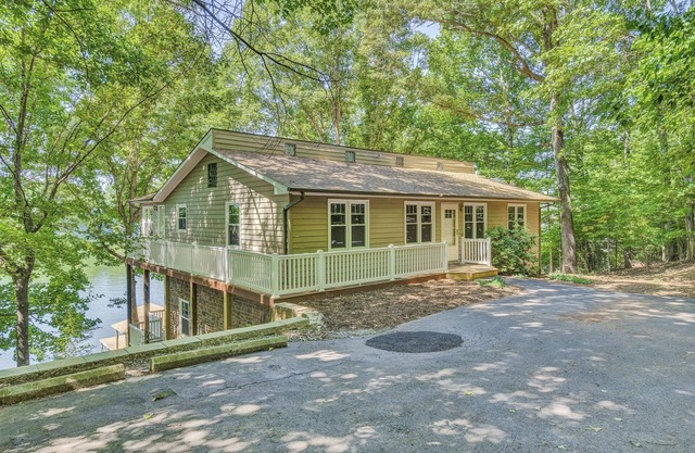Spacious waterfront house w/deck, fire pit & grill, dog-friendly