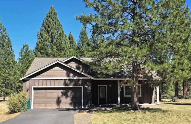 Spacious Western Home on 2 acres in the Pines close to Crater Lake