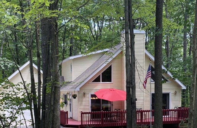 Spacious wooded chalet minutes from beaches