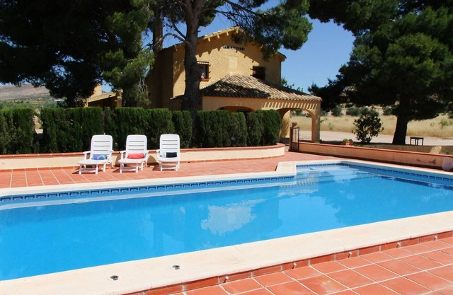 SPANISH VILLA WITH PRIVATE POOL, WIFI, 50 MINUTES FROM THE BEACH