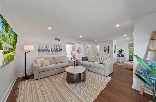 Spare Time Retreat | Renovated | Walk to Town| Next to Bowling Alley|Parking|Fire Table|Grill