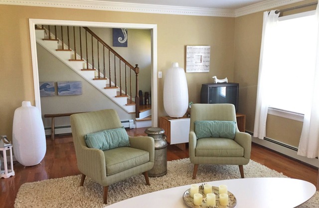 Sparkling Cape, steps to lake, 3 blocks to town center, close to beach