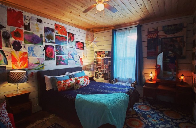 Sparrow's Nest Charming Vintage Apartment with Bay Views
