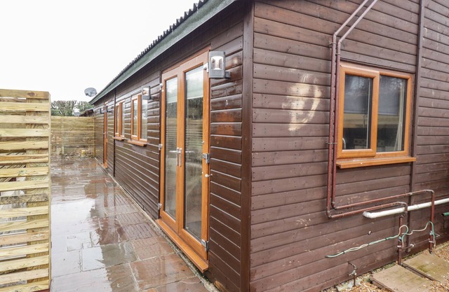 SPARROWS DEN LODGE, country holiday cottage in Winchelsea Beach