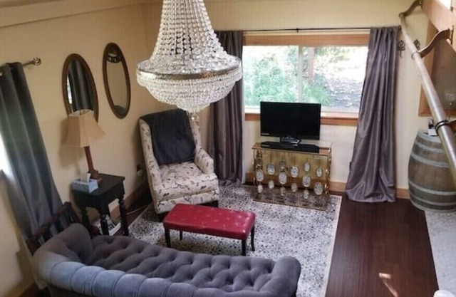 Speakeasy Studio w Kitchen & Laundry in the Friendly Neighborhood