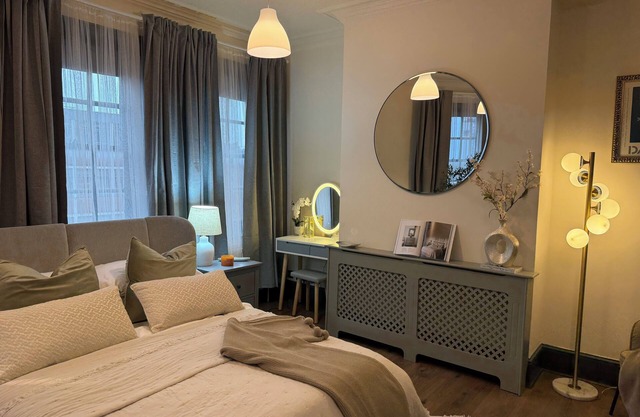 Special king size bed in 3 bedroom flat in the heart of Tunbridge wells