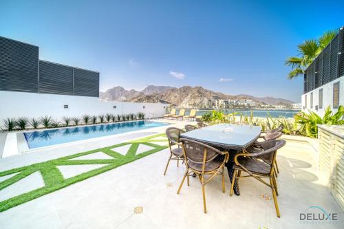 Special Offer with Chilled-Heated Pool & Ocean Views by Deluxe Holiday Homes