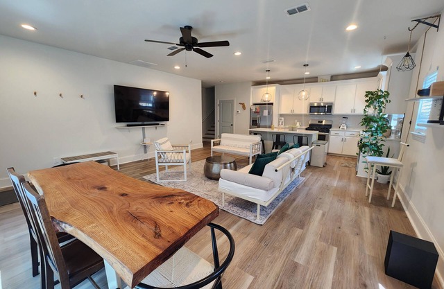 SPECIAL SUMMER PRICING: Stylish 3BR/3.5BA, Walk to Whole Foods, Restaurants